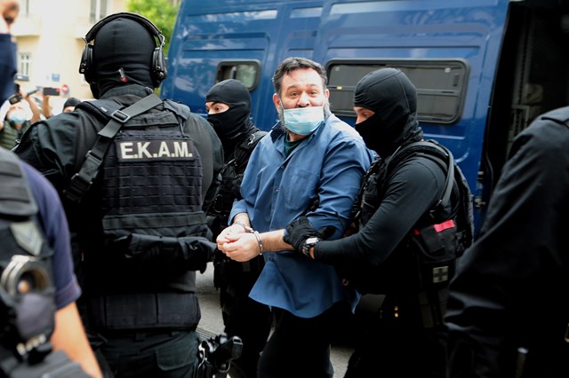 Eurodeputado grego neonazi extraditado de Bruxelas para a Grécia