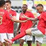 Benfica vence Nacional e mantém-se na luta pela entrada direta na 'Champions'