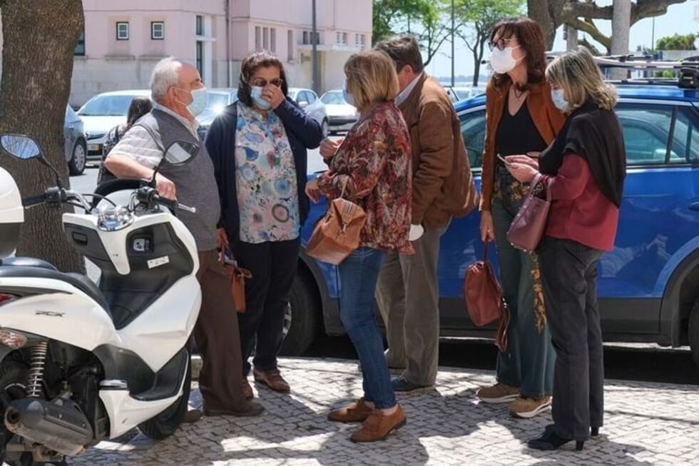 Etelvina Fonseca (segunda, a partir da esquerda) junto aos pais dos jovens que morreram em dezembro de 2013