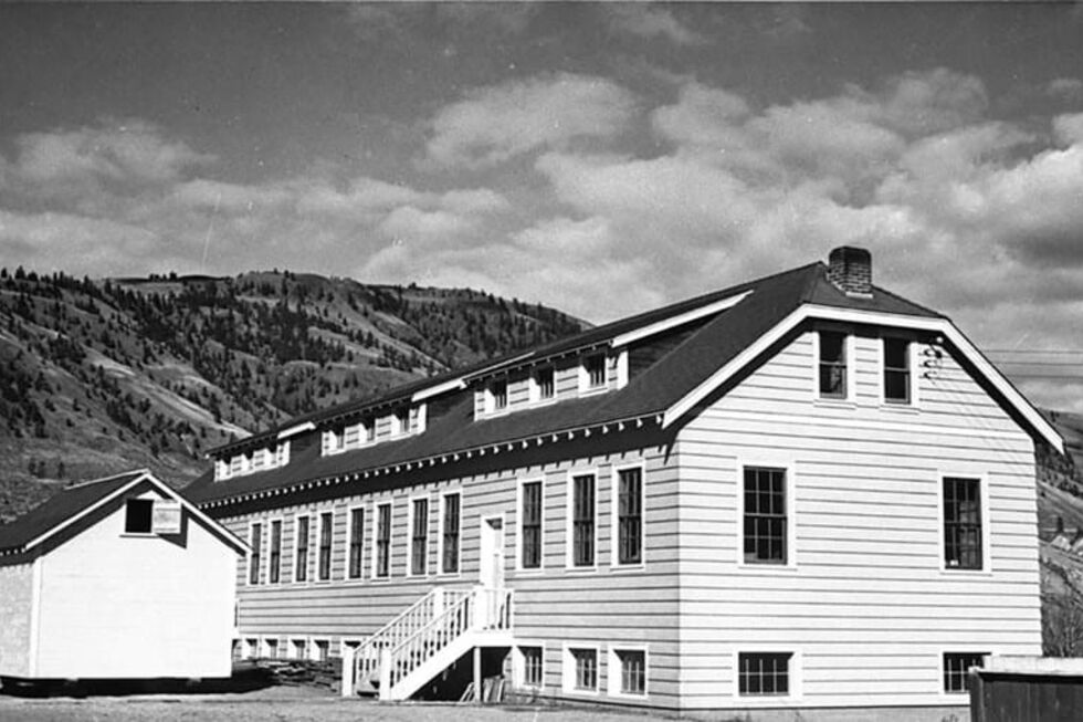 Restos mortais de 215 crianças indígenas encontrados em antiga escola no Canadá