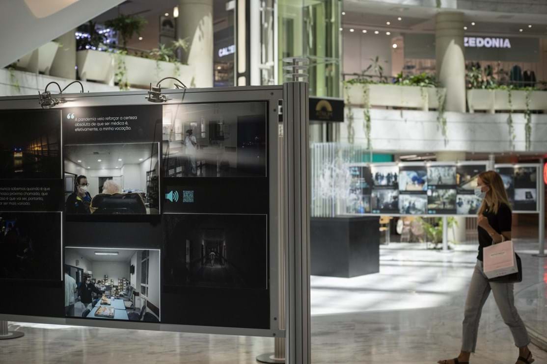 “Um ano, Quatro histórias de Morte e de esperança” é uma exposição de 63 fotografias, que pode ver no Centro Comercial Atrium Saldanha, em Lisboa.