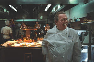 No Eleven, Joachim Koerper celebra 50 anos de carreira e serve barras de ouro