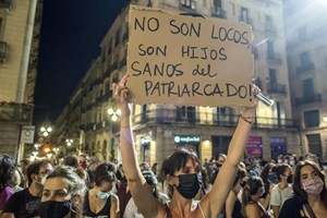 A violência de género voltou a matar e milhares de pessoas protestaram em Espanha