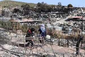 Quatro jovens afegãos condenados a 10 anos de prisão por incêndios no campo de Moria