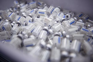 Covid-19: Regulador europeu identifica novo efeito secundário de vacina da Janssen