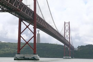 Doze feridos em colisão entre autocarro e mota na Ponte 25 de Abril