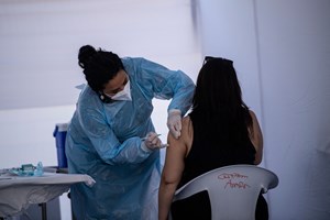 Excesso de confiança nas vacinas entre as razões para o aumento de casos nos países mais vacinados