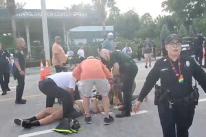Condutor de carrinha atropela participantes em desfile LGBT nos EUA e faz um morto