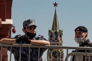 Covid-19: Funcionários russos que recusem vacina arriscam licença sem vencimento