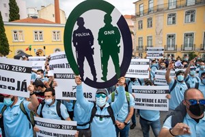 Protesto de polícias abandonou parlamento e voltou para trás