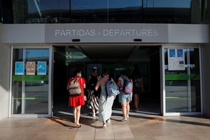 Covid-19: Convívios e turistas em fins de semana alargados aumentam casos no Algarve