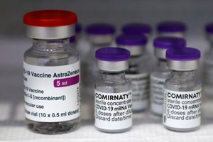 Vacinas da AstraZeneca e Pfizer são 'altamente eficazes' contra a variante Delta