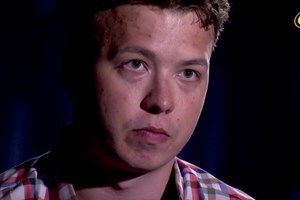 Bielorrússia: Jornalista raptado em avião comercial passa a prisão domiciliária
