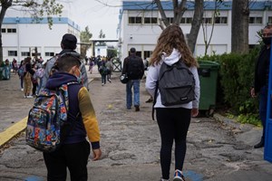 'Nas escolas pelo menos cumprem regras.' Diretores e pais defendem última semana de aulas presenciais