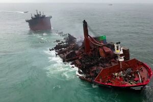Imagens de drone captam navio porta-contentores com combustível em risco de afundar ao largo do Sri Lanka - sábado