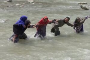 Profissionais de saúde atravessam rios a pé em zonas remotas da Índia para dar vacinas contra a Covid-19-sábado