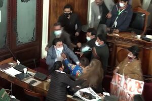 Deputados agridem-se no parlamento da Bolívia