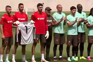 Seleção Nacional homenageia Neno antes do treino 