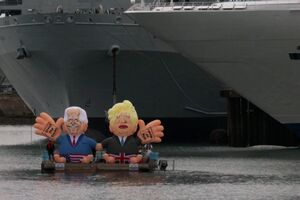 Insuflável com imagem de Boris Johnson e Joe Biden colocado na zona onde decorre cimeira do G7