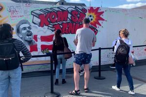 Adeptos escrevem mensagens de apoio a Eriksen na parede da “fan zone”-sábado