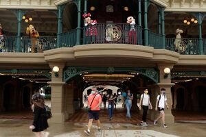 Disneyland Paris volta a receber visitantes após sete meses encerrado - sábado