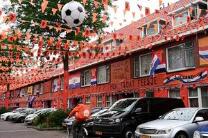 Rua de Haia forrada a laranja para apoiar seleção dos Países Baixos no Euro2020-sábado
