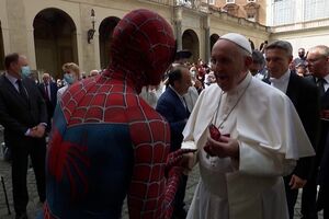 ‘Homem-Aranha’ oferece máscara do super-herói ao Papa Francisco