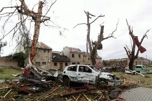 Passagem de tornado raro deixa rasto de destruição na República Checa-sábado