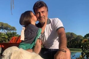 Tony Carreira mostra-se com a neta e o cão da família