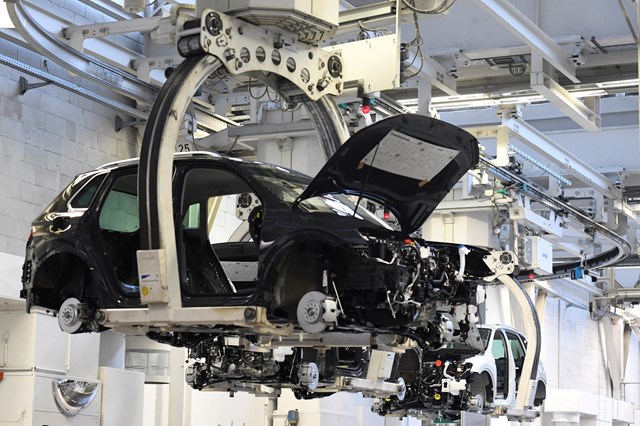 Falta de chips afeta produção de automóveis em Espanha na próxima semana