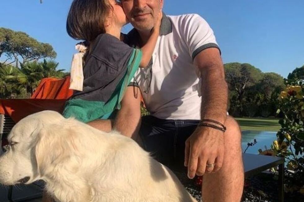 Tony Carreira mostra-se com a neta e o cão da família