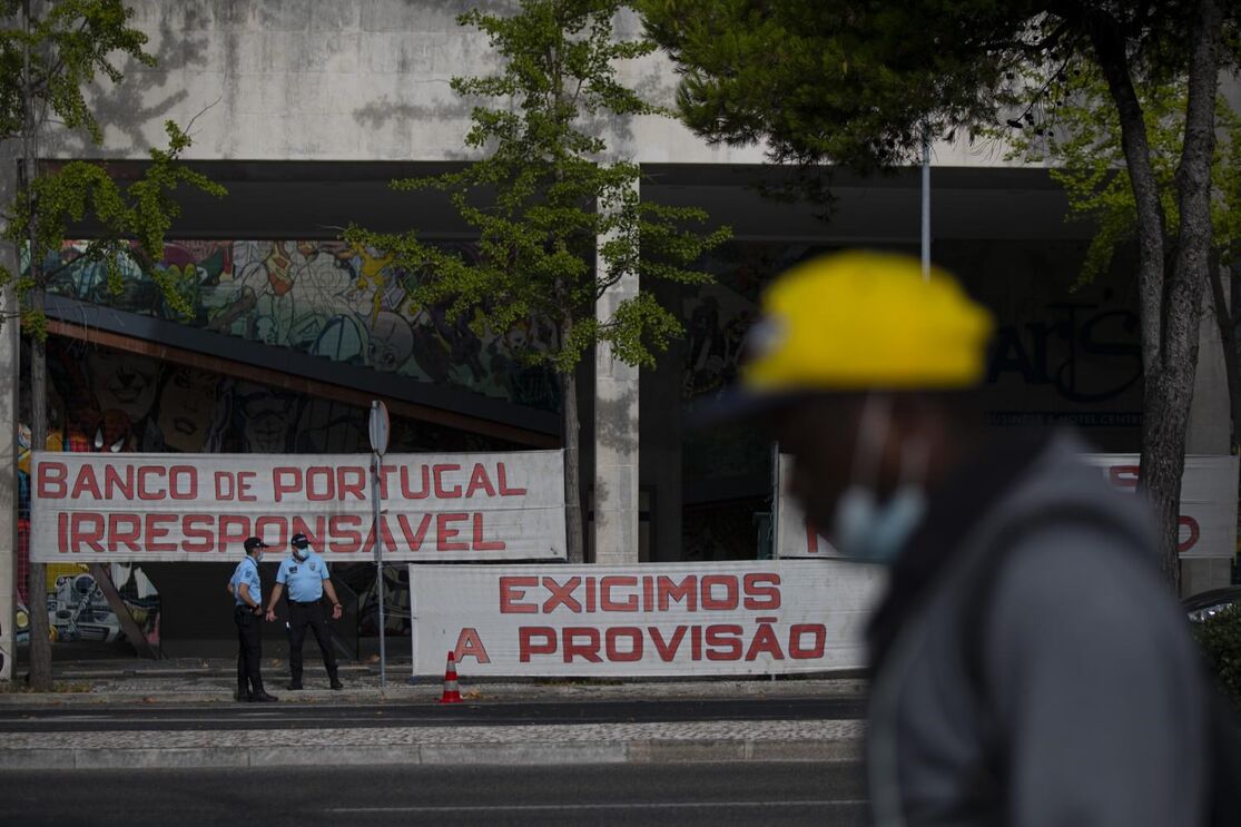 Lesado do BES confronta advogados de Ricardo Salgado à porta do Tribunal