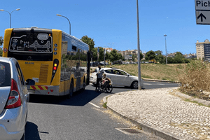 Jovem de etnia cigana obriga autocarro a transportar mulher em cadeira de rodas
