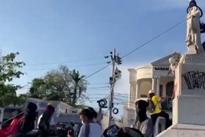 Manifestantes derrubam e vandalizam estátua de Cristóvão Colombo na Colômbia