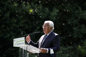 Covid-19: Costa admite 'condições incómodas' para vacinação nas próximas semanas