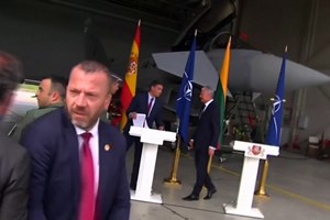 Conferência de imprensa interrompida devido a descolagem