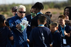 Nave da Virgin viaja ao espaço com Richard Branson e outros cinco tripulantes