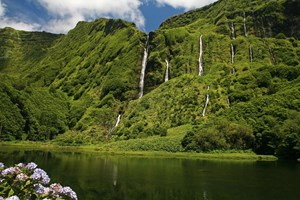 Por esta cascata acima na ilha das Flores