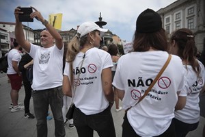 Usam t-shirt em protesto contra 'ditadura sanitária' que afinal 'não há'