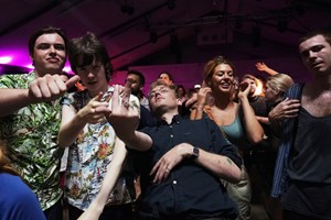 Ingleses voltam às discotecas sem máscara, mas a covid-19 continua à espreita