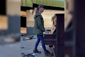 O piano que toca no meio dos destroços na África do Sul