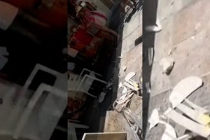 Vídeo. Carro invade esplanada em Málaga