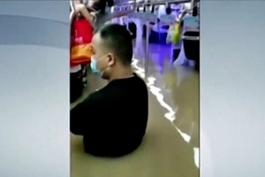 Passageiros ficaram presos no metro devido a cheias na China