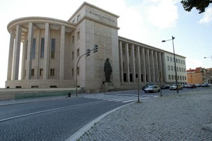 Incêndio deflagra no Palácio da Justiça do Porto