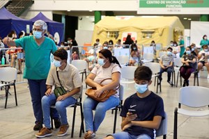 Covid-19: Centenas de jovens no Funchal para serem vacinados