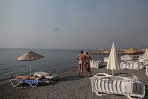 Turistas em pânico pelos incêndios na Turquia fogem para a costa à espera de resgate