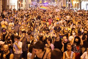 Milhares enchem ruas de Espanha em protesto contra ataque homofóbico que matou jovem - sabado