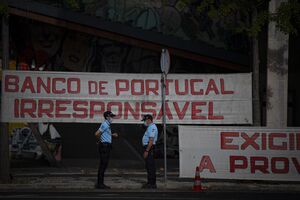 Lesado do BES confronta advogados de Ricardo Salgado à porta do Tribunal