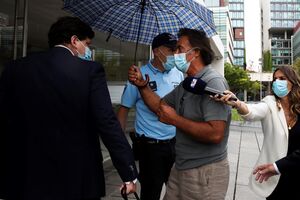 Jorge Novo, um dos lesados do BES, aguarda a chegada dos advogados de Ricardo Salgado