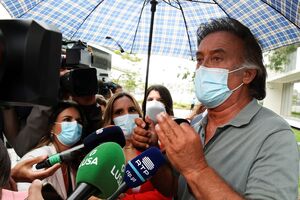 Jorge Novo, um dos lesados do BES, aguarda a chegada dos advogados de Ricardo Salgado